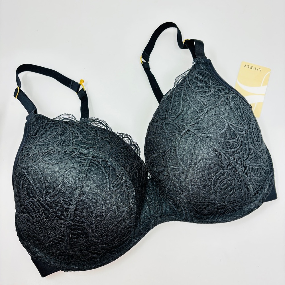 Lively Black Full-Coverage Bra with Lace Texture